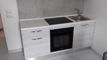Fridge, oven, stovetop, coffee/tea maker