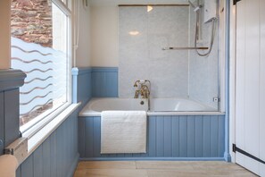 Een douche, een haardroger, handdoeken