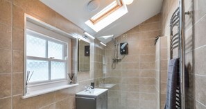 Shower, hair dryer, towels, shampoo - Sunnyside - sleeps 6 guests  in 3 bedrooms (Kingsand)