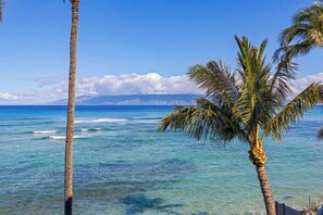 Sur la plage, chaise longue, serviettes de plage
