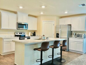 冷蔵庫、電子レンジ、オーブン、コンロ