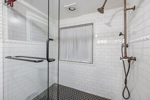 Dusj, hårføner, håndklær og såpe