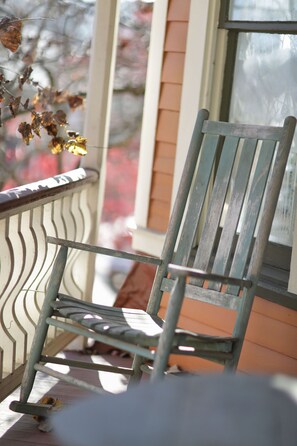 Property grounds - Cottage on Spring B! The BEST location in town! Entire bottom floor is yours! (Eureka Springs)