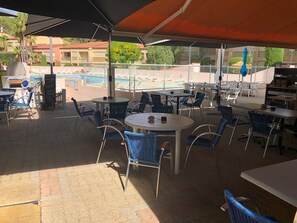 Outdoor dining - Logement de Vacances, Avec Piscine et mer (Sanary-sur-Mer)