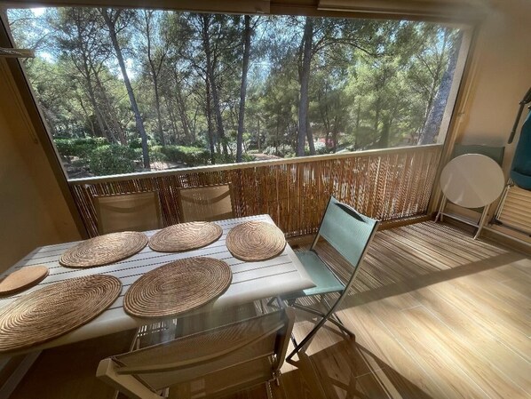 Outdoor dining - Logement de Vacances, Avec Piscine et mer (Sanary-sur-Mer)