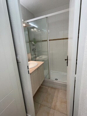 Shower, hair dryer, towels, soap - Logement de Vacances, Avec Piscine et mer (Sanary-sur-Mer)
