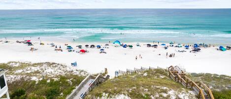 Playa en los alrededores, camastros y toallas de playa