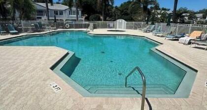 Lovely & relaxing summer condo with lake view-Pelican Bay