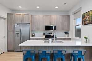 Fridge, microwave, oven, stovetop - NEW- 3bd, 2.5 bath w/ Game room lounge, Hot tub, pool, fire pit, and more (Santa Clara)