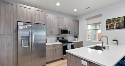 NEW- 3bd, 2.5 bath w/ Game room lounge, Hot tub, pool, fire pit, and more