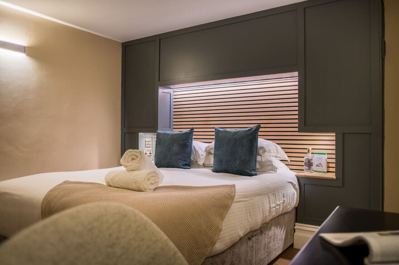 3 bedrooms, desk, iron/ironing board, travel crib