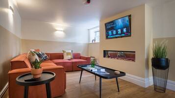 Smart TV, fireplace
