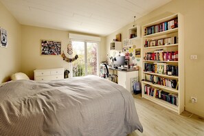 4 bedrooms, iron/ironing board, WiFi, bed sheets