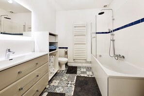 Shower, hair dryer, towels, soap - Maison Centre-ville, Idéale JO (Aulnay-sous-Bois)