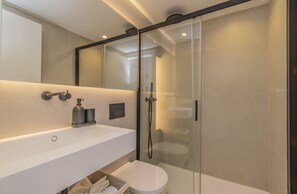 Dusche, Haartrockner, Handtücher, Seife