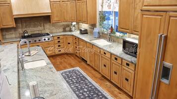 Een koelkast, een microgolfoven, een oven, een kookplaat