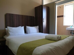 2 bedrooms, desk, iron/ironing board, WiFi - Hotel Cube (Berea)