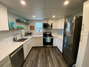 Kjøleskap, mikrobølgeovn, ovn og kokeplater