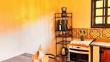 Cottage familiare, caminetto, vista lago | Cucina privata | Frigorifero, microonde, macchina per tè/caffè, bollitore elettrico