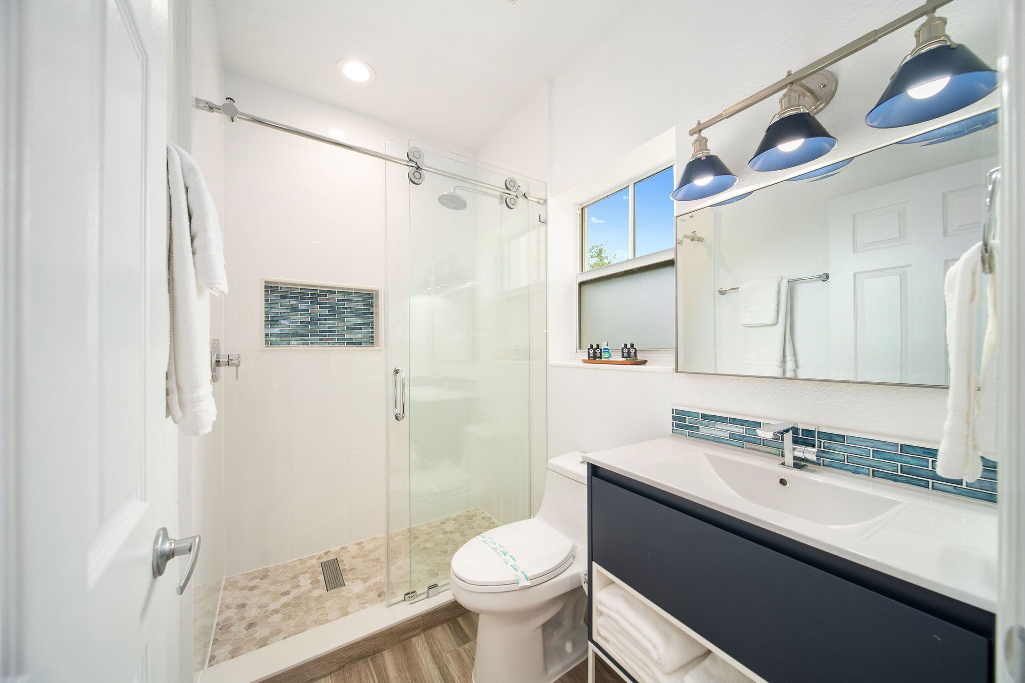 Shower, hair dryer, bidet, towels