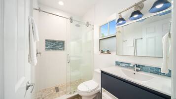 Shower, hair dryer, bidet, towels