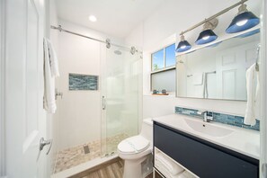 Douche, séchoir à cheveux, bidet, serviettes fournies