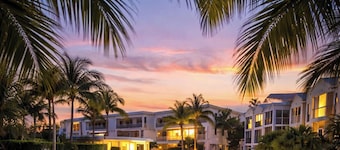 Vacay Vibes ~ Tropical Luxury Home in Mariners Club. Pools, Marina, Pickleball