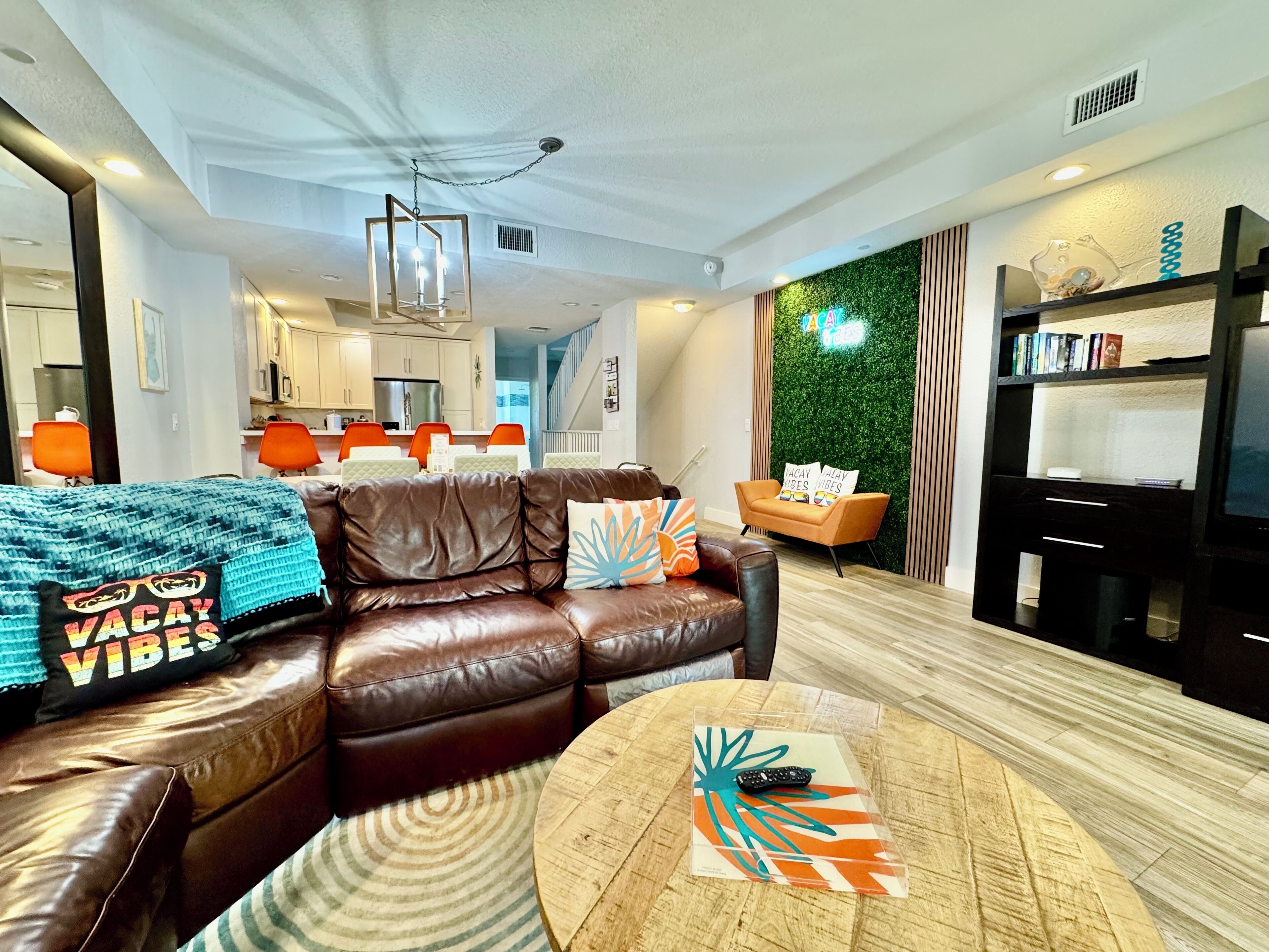 Una Smart TV, un futbolín, una mesa de tenis de mesa, libros