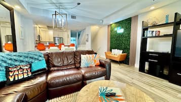 Una Smart TV, un futbolín, una mesa de tenis de mesa, libros