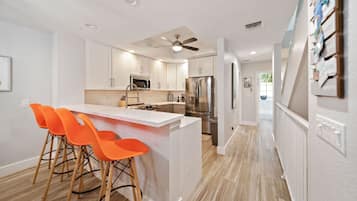 Frigorífico, microondas, horno y placa de cocina