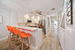 Kjøleskap, mikrobølgeovn, ovn og kokeplater