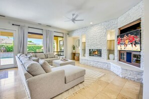 Televisión, chimenea, videojuegos