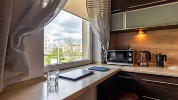 Refrigerador, microondas, horno y parrilla de estufa