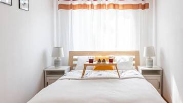 1 slaapkamer, een strijkplank/strijkijzer, gratis wifi, beddengoed