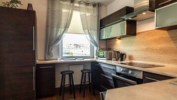 Frigorífico, microondas, horno y placa de cocina