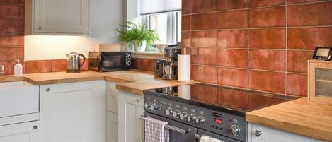 Opvaskemaskine, højstol, køkkentøj/tallerkener/redskaber