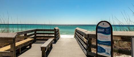 Chaises longues, serviettes de plage