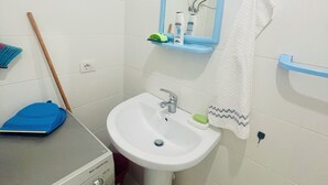 Appartamento, 2 camere da letto, balcone, vista città | Bagno