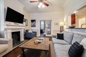 Smart TV, DVD player, books - The James Leonard House with Pool! (Savannah)