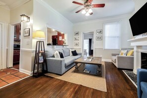 Smart TV, DVD player, livros