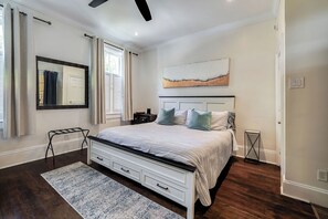 2 quartos, ferros/tábuas de passar roupa, berço de viagem