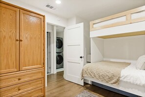 3 bedrooms, desk, iron/ironing board, WiFi - MODERN HIDEAWAY • Earthy & Chic 3BR, Game Room, AC (Big Bear)
