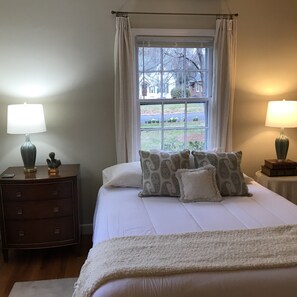 2 bedrooms, desk, iron/ironing board, free WiFi - Cozy Bungalow Best Neighborhood Convenient Location (Winston-Salem)