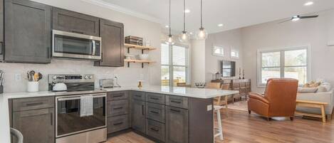 Refrigerador, microondas, horno y parrilla de estufa