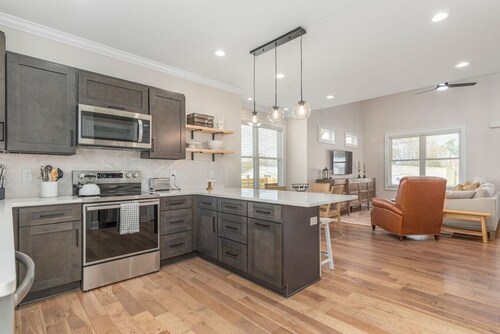 Brand New Modern House - Walk to Main Street