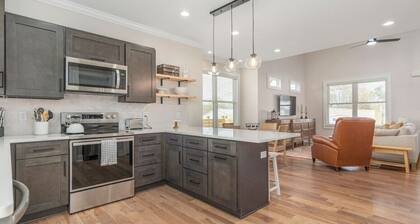 Brand New Modern House - Walk to Main Street