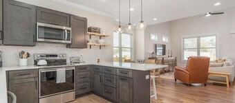 Brand New Modern House - Walk to Main Street