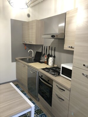 Réfrigérateur, micro-ondes, four, plaque de cuisson