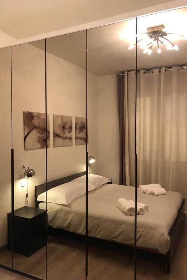 2 habitaciones, escritorio, tabla de planchar con plancha y wifi gratis