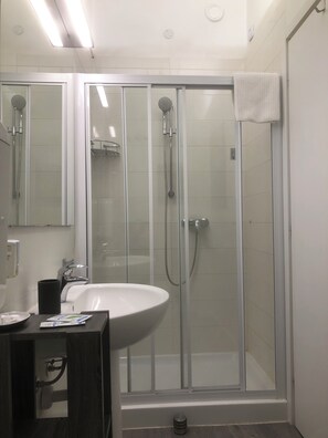 Ducha, secador de pelo, bidet, toallas